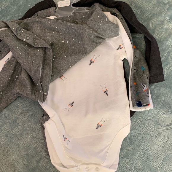 A set of four onesies - Picture 3 of 5